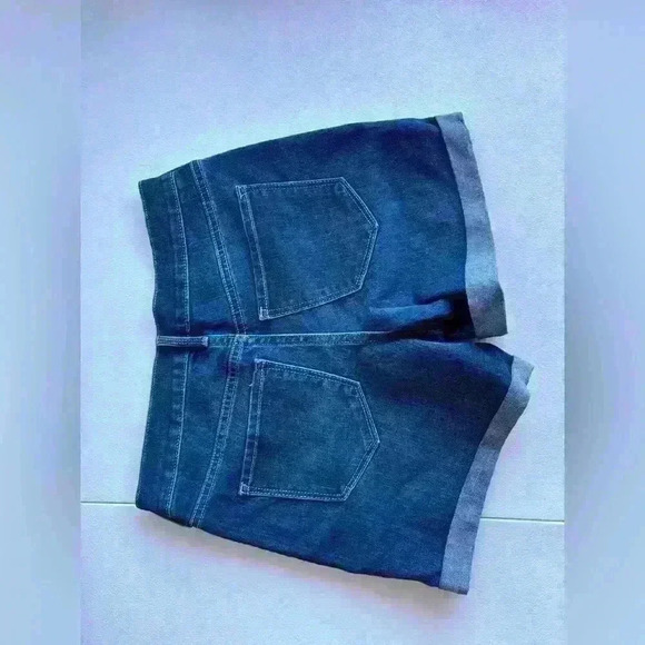 Old navy shorts size 2 - Picture 3 of 3